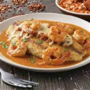 Pescado al romero en salsa de camarón